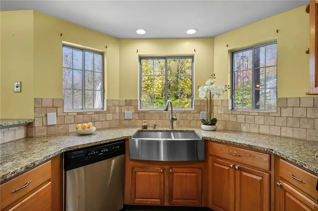 15 Nipmuc Trail North Providence RI 02904