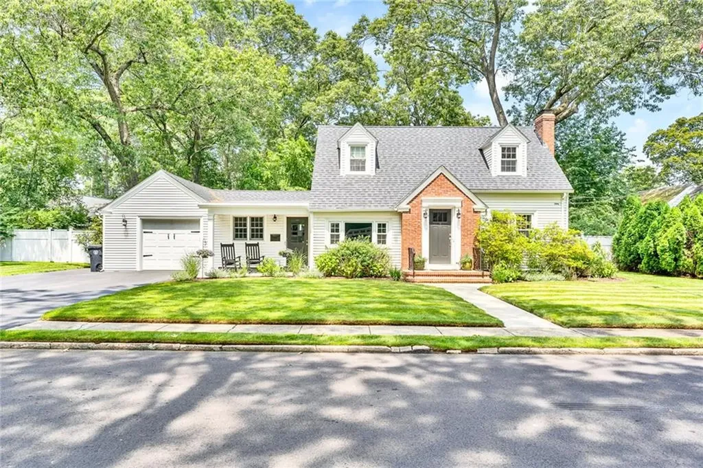 7 Oak Hill Avenue Warwick RI 02886