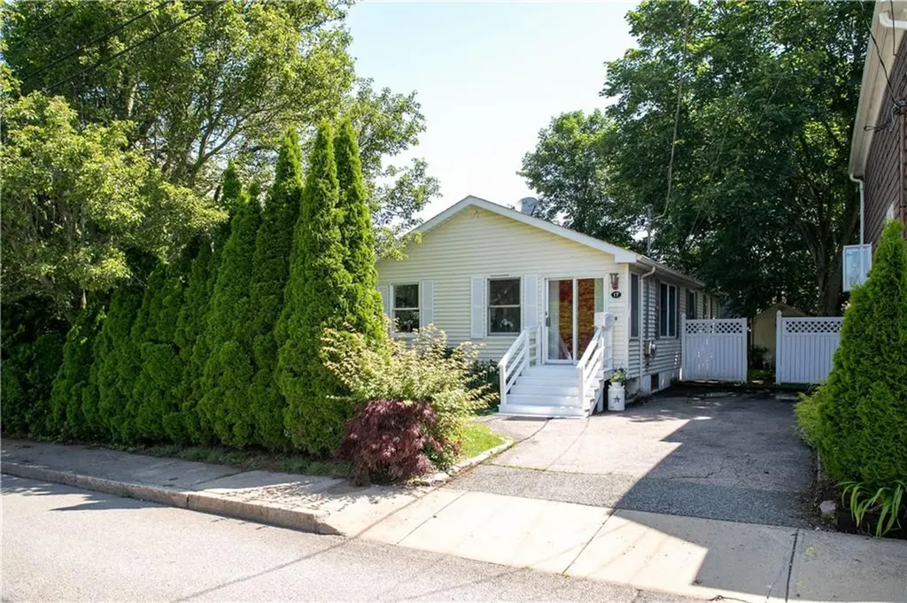 17 Halsey Street Newport RI 02840