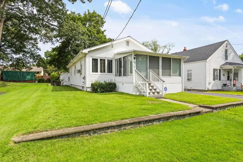 39 Vivian Street Woonsocket RI 02895