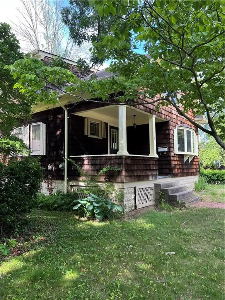 76 Lincoln Avenue Barrington RI 02806