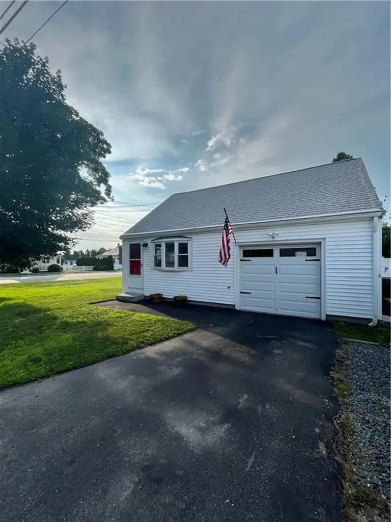 432 Metacom Avenue Bristol RI 02809