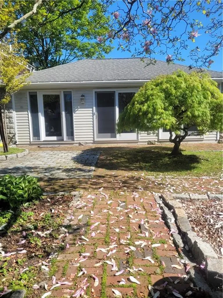 4 Lasalle Place Newport RI 02840