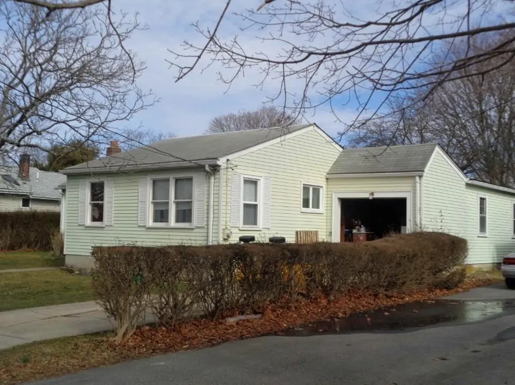 33 Renfrew Avenue Middletown RI 02842