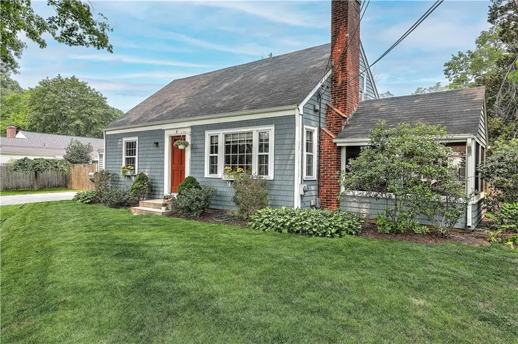 4 Massachusetts Avenue Barrington RI 02806