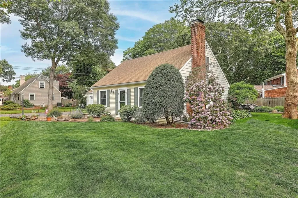 8 Central Avenue Barrington RI 02806