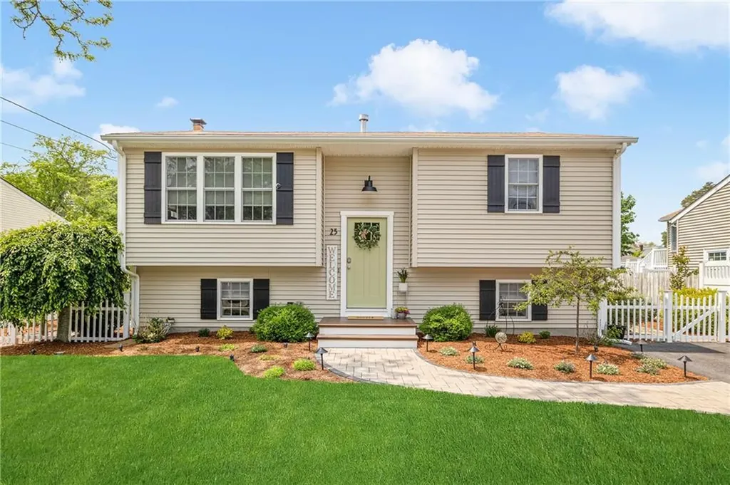 25 Gateway Court Warwick RI 02889