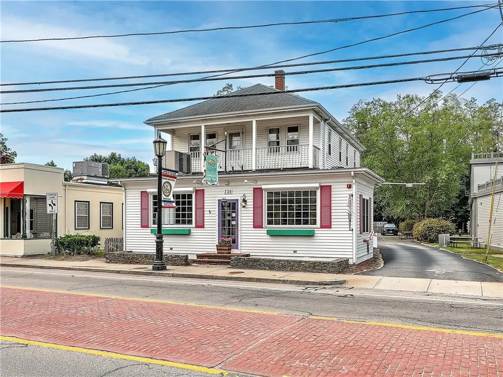 230 228 County Road Barrington RI 02806