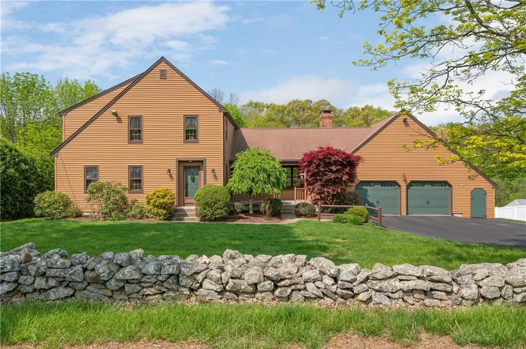 21 Valley Stream Drive Cumberland RI 02864