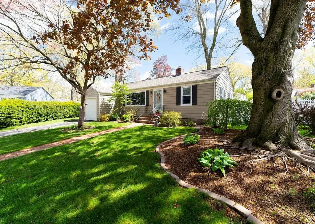 9 Tophill Circle Cranston RI 02920