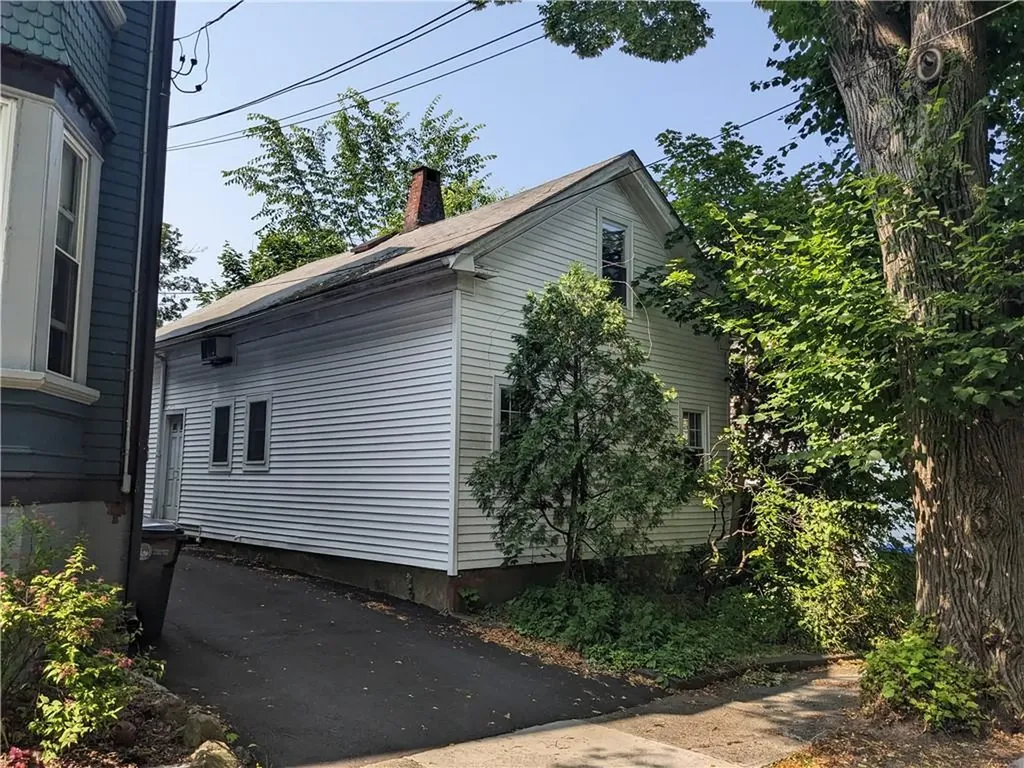 183 Howell Street Providence RI 02906