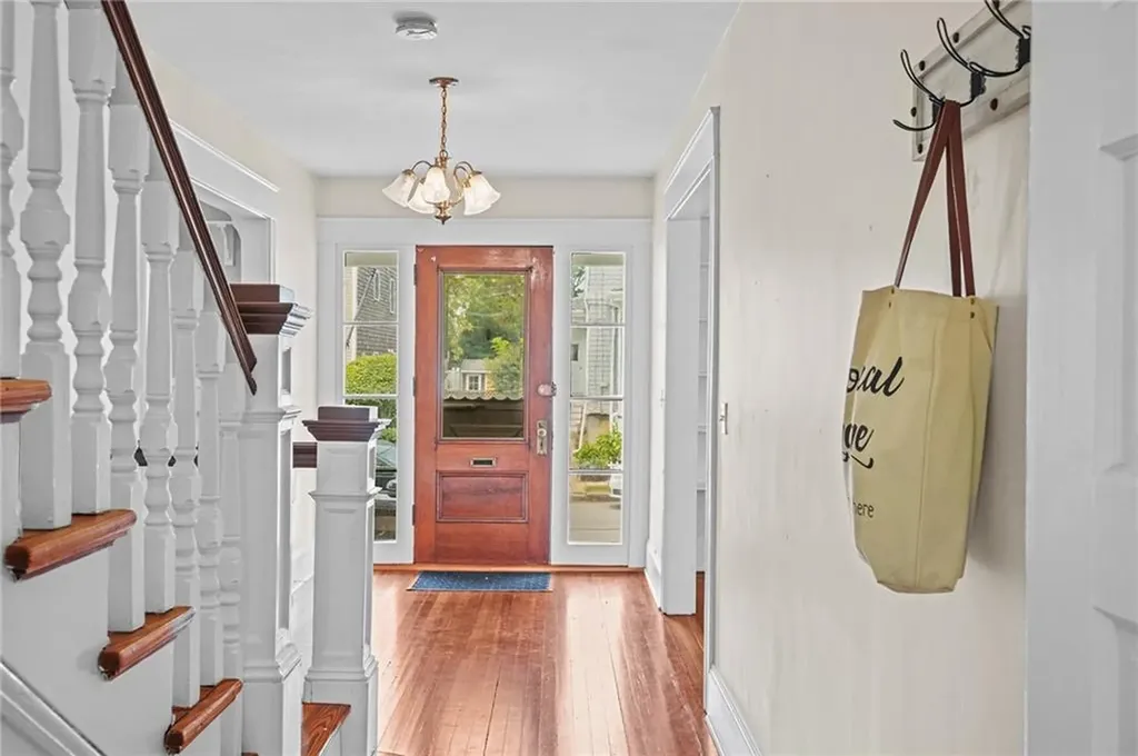 10 Peckham Avenue Newport RI 02840