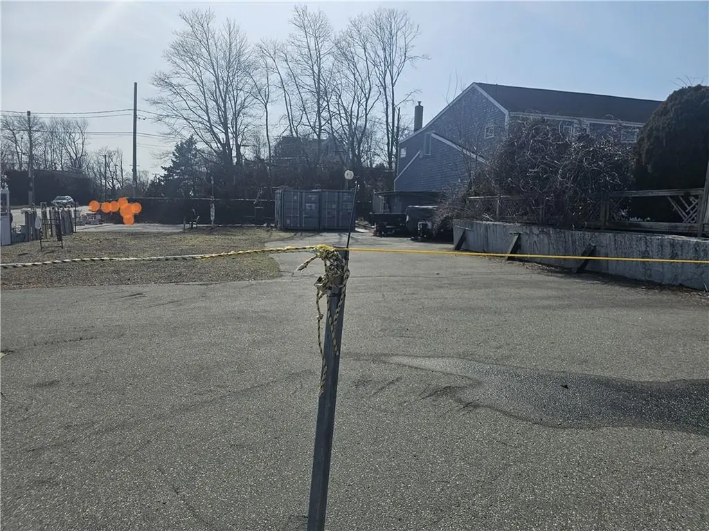 1074 East Main Road Portsmouth RI 02871