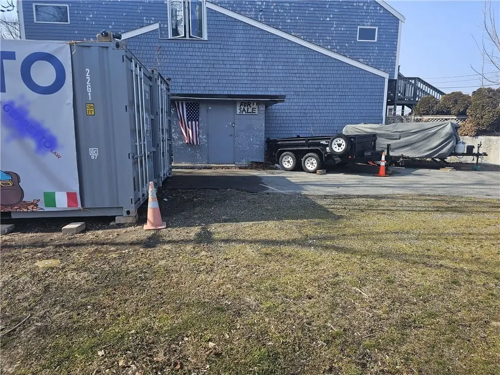 1074 East Main Road Portsmouth RI 02871