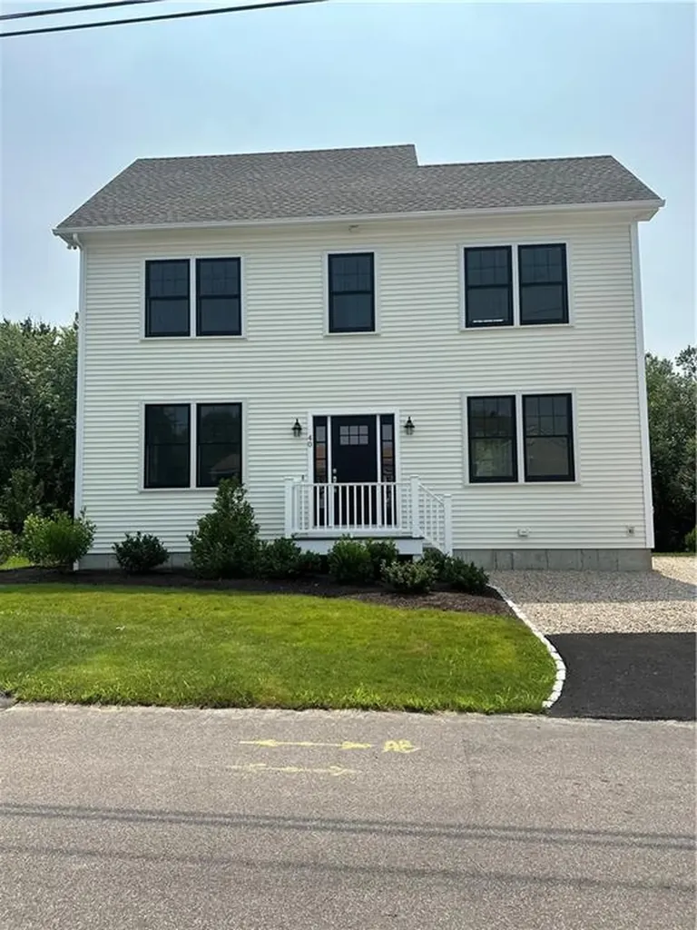 40 Lakeworth Avenue Narragansett RI 02882