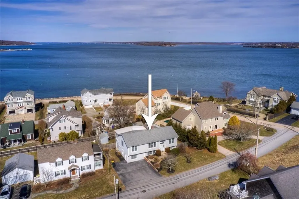 16 Roxbury Avenue Narragansett RI 02882