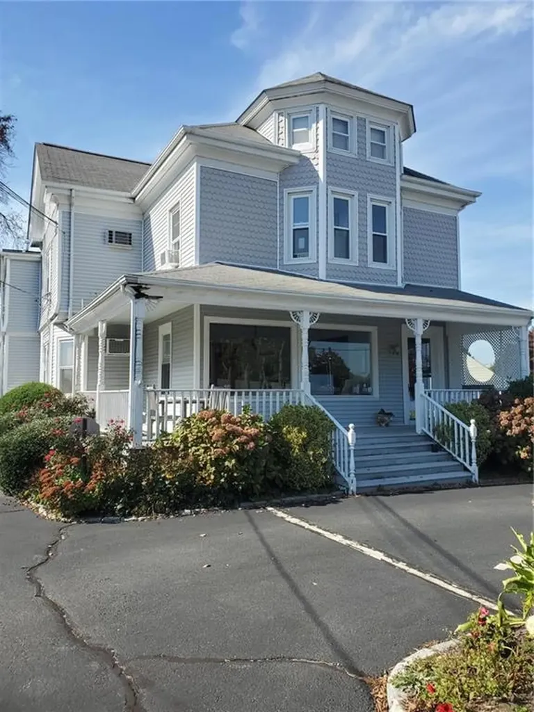 136 W Main Road Middletown RI 02842