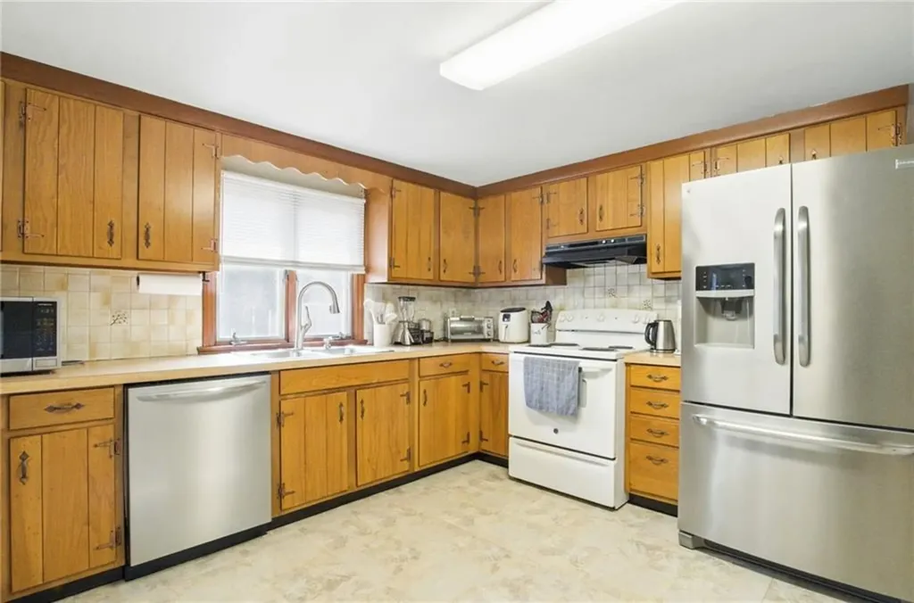 31 Seaview Court Tiverton RI 02878