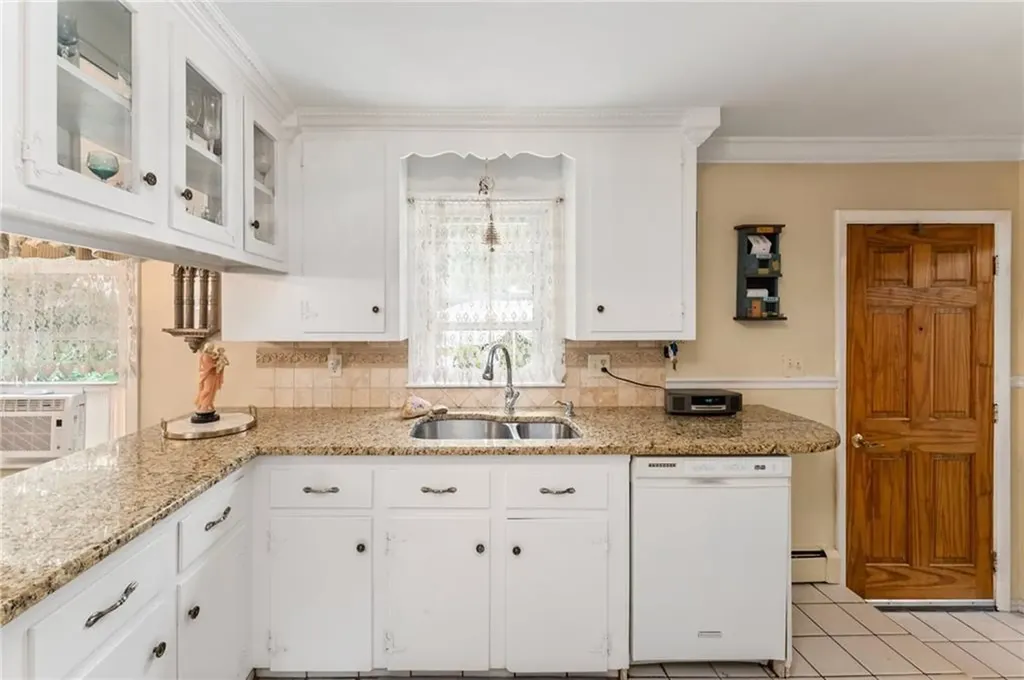 33 Hope Avenue Warwick RI 02889
