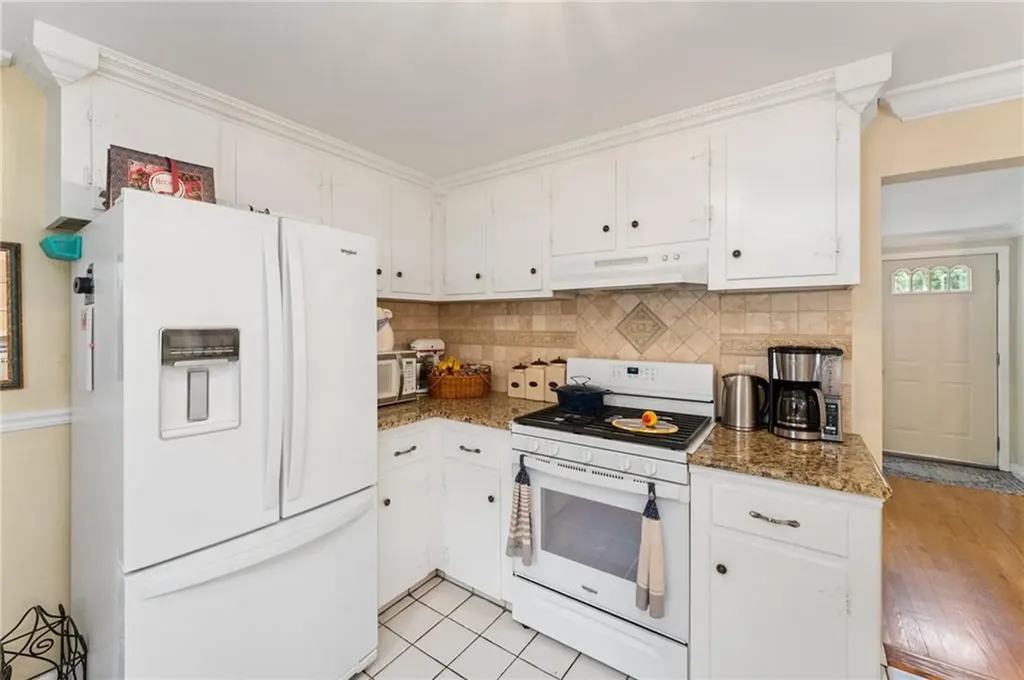 33 Hope Avenue Warwick RI 02889