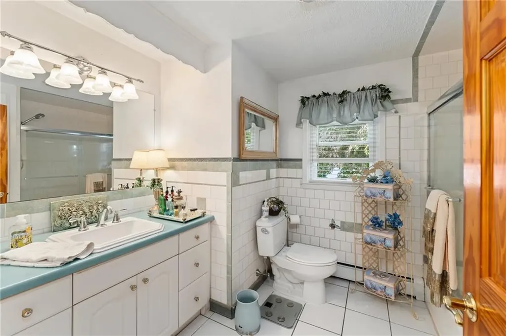 33 Hope Avenue Warwick RI 02889