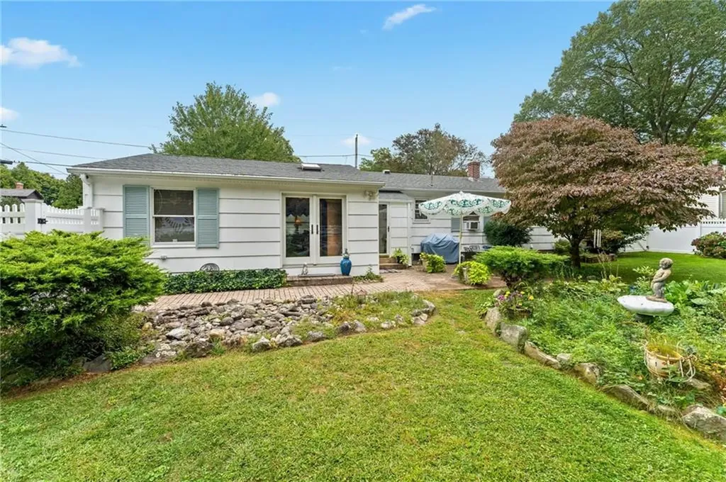 33 Hope Avenue Warwick RI 02889