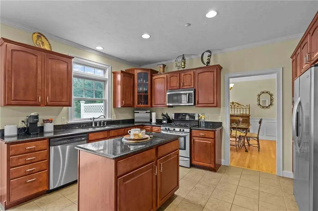204 Touisset Road Warren RI 02885
