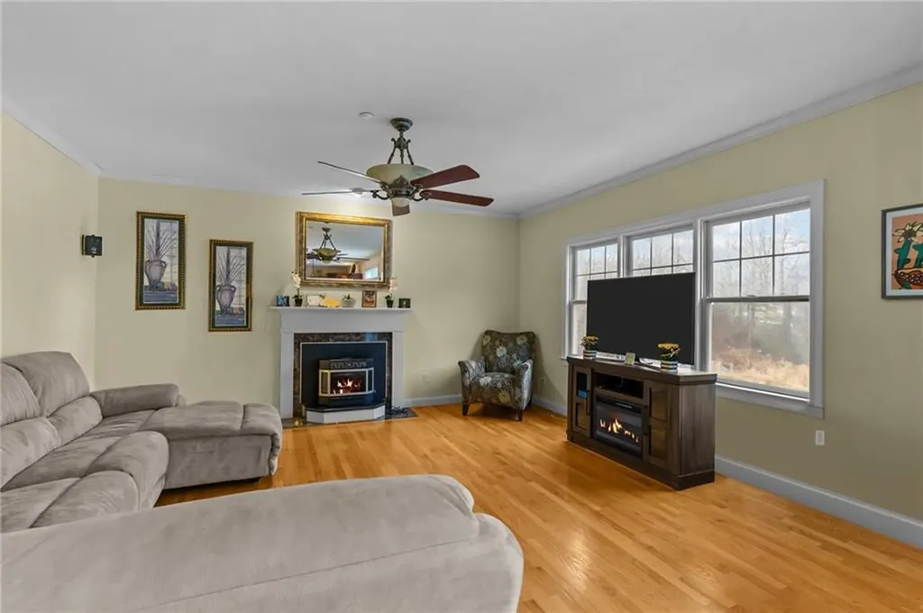 204 Touisset Road Warren RI 02885