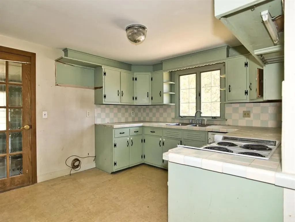 33 Bonniefield Drive Tiverton RI 02878