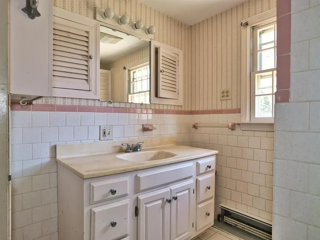 33 Bonniefield Drive Tiverton RI 02878