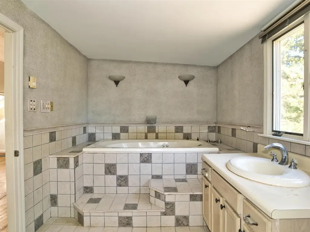 33 Bonniefield Drive Tiverton RI 02878