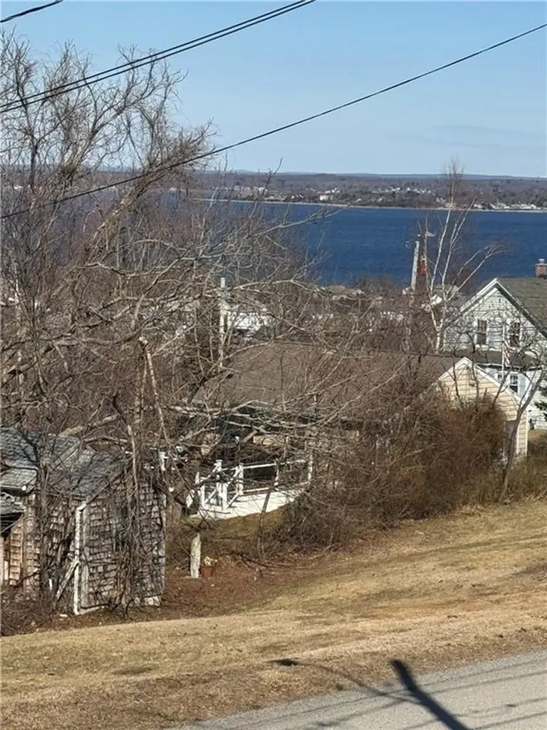 26 Cliff Street Tiverton RI 02878