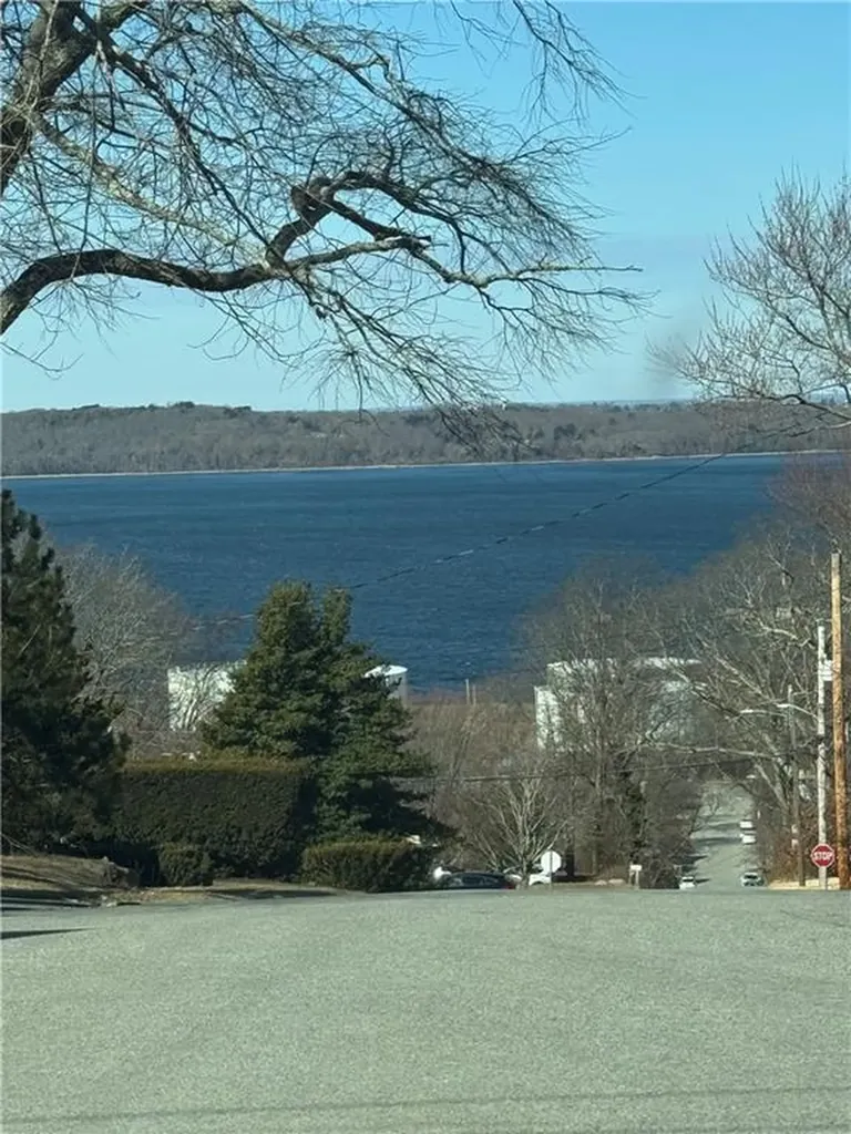 26 Cliff Street Tiverton RI 02878