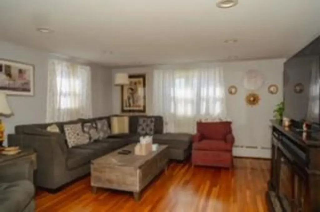 26 Cliff Street Tiverton RI 02878