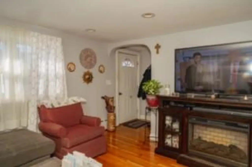 26 Cliff Street Tiverton RI 02878