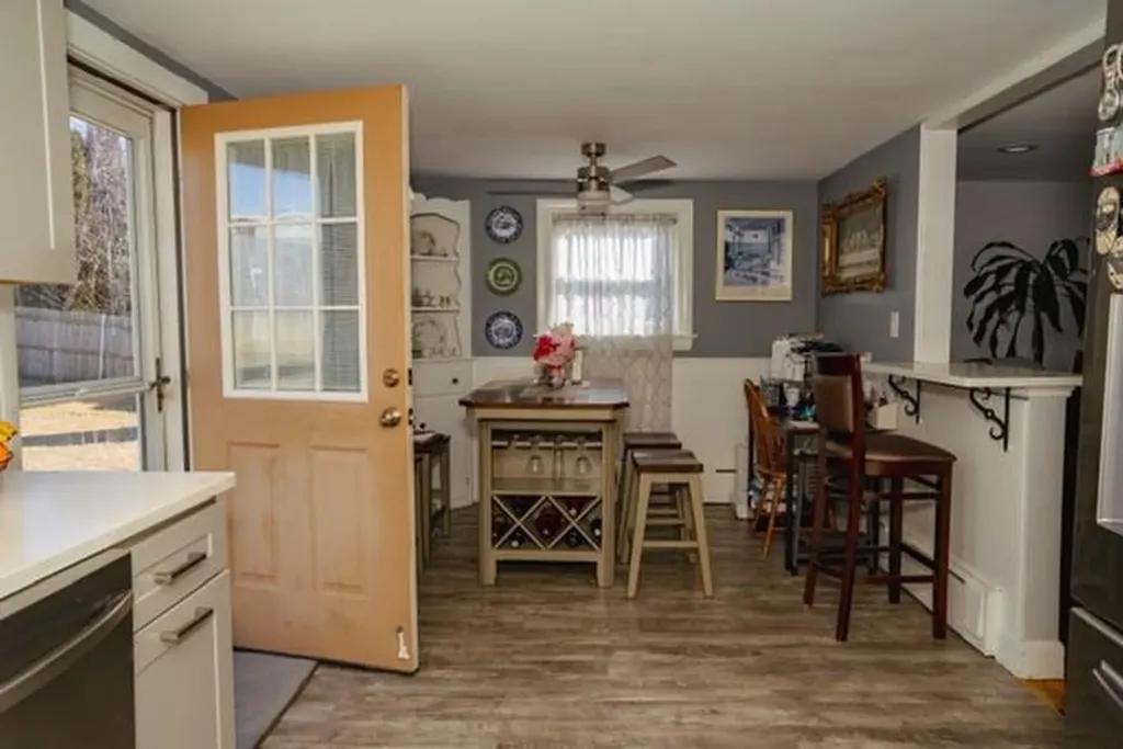 26 Cliff Street Tiverton RI 02878