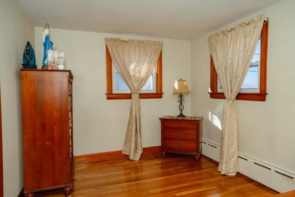 26 Cliff Street Tiverton RI 02878