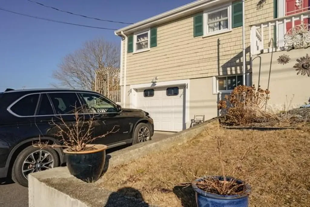 26 Cliff Street Tiverton RI 02878