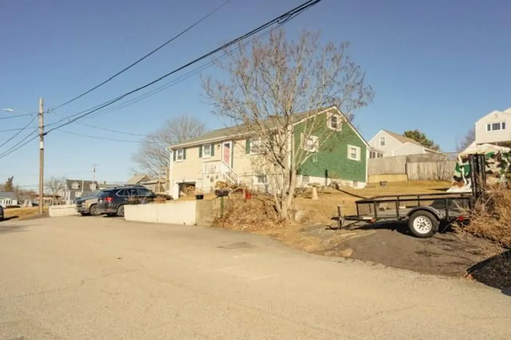26 Cliff Street Tiverton RI 02878