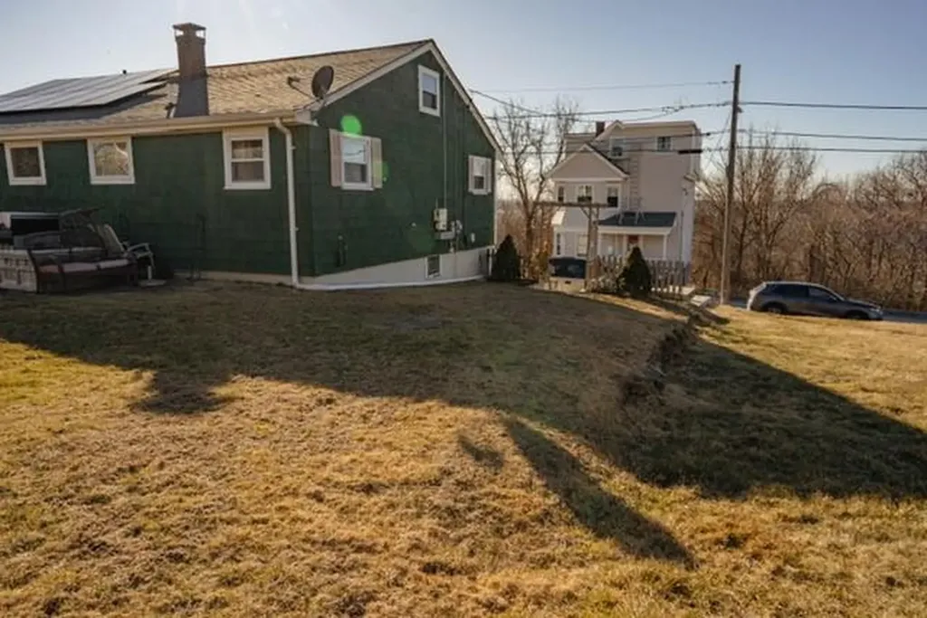 26 Cliff Street Tiverton RI 02878