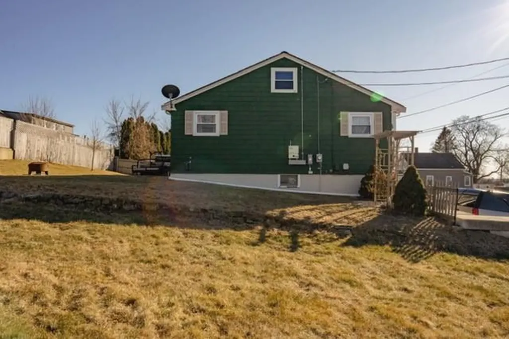 26 Cliff Street Tiverton RI 02878