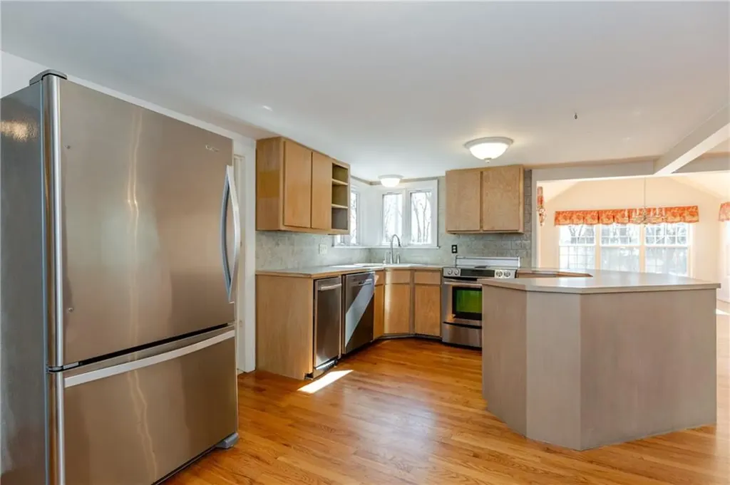 1861 East Main Road Portsmouth RI 02871