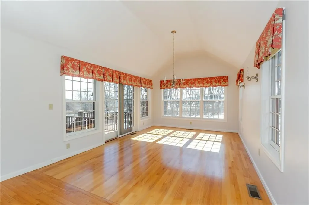 1861 East Main Road Portsmouth RI 02871