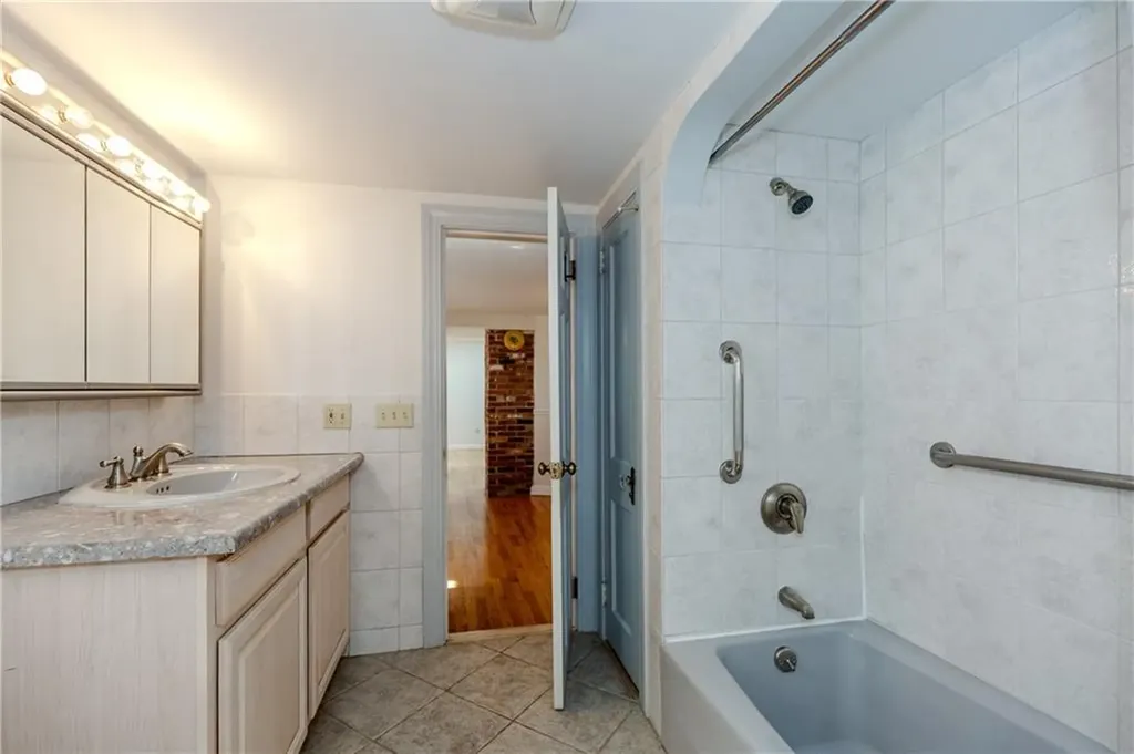 1861 East Main Road Portsmouth RI 02871
