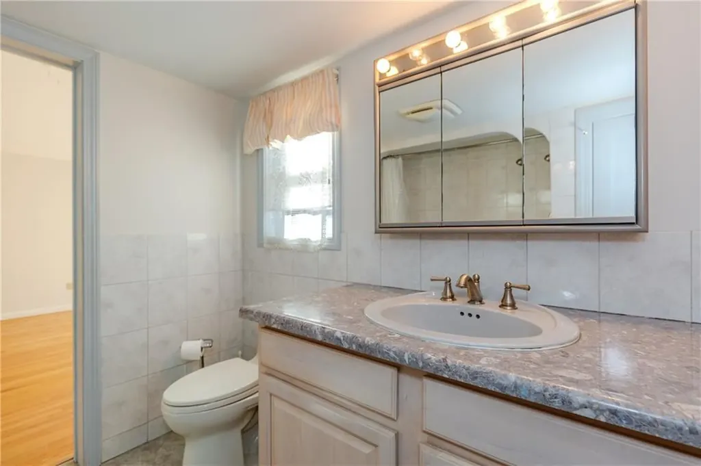 1861 East Main Road Portsmouth RI 02871