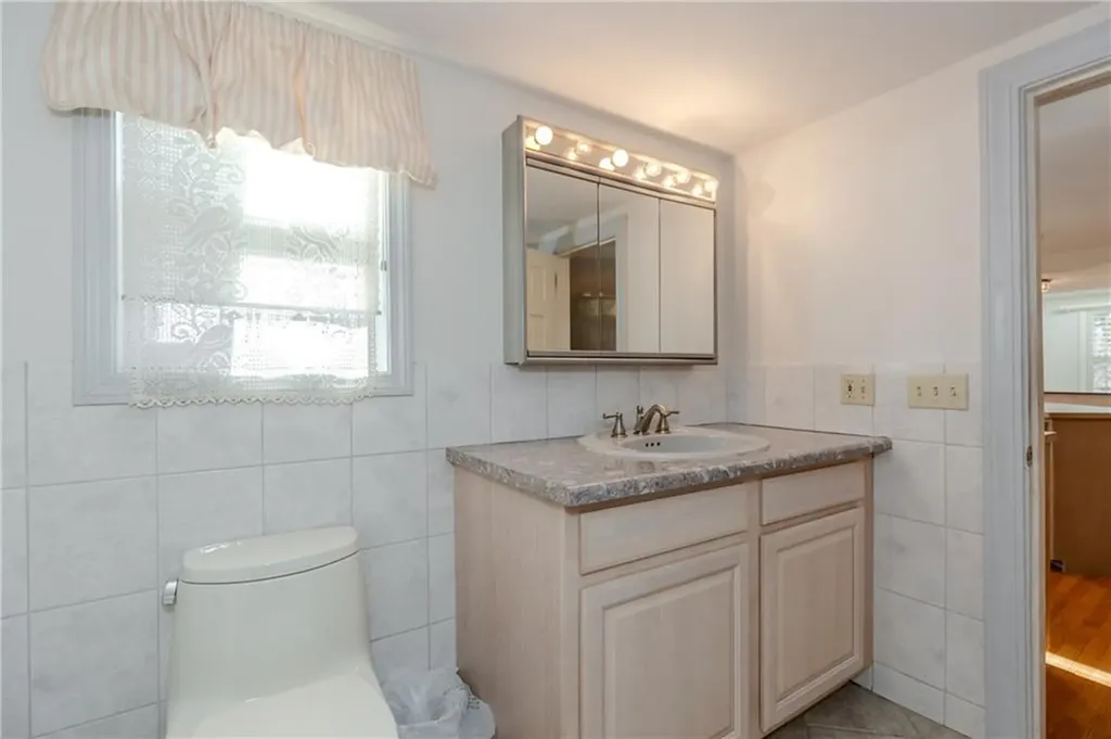 1861 East Main Road Portsmouth RI 02871