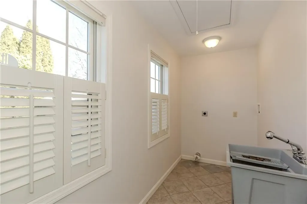 1861 East Main Road Portsmouth RI 02871
