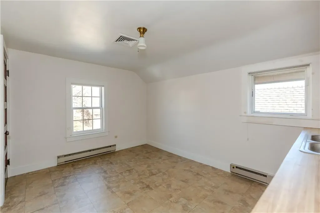 1861 East Main Road Portsmouth RI 02871