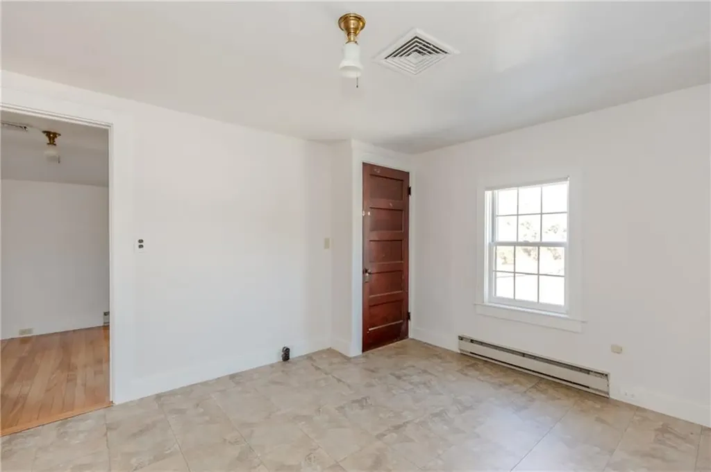 1861 East Main Road Portsmouth RI 02871