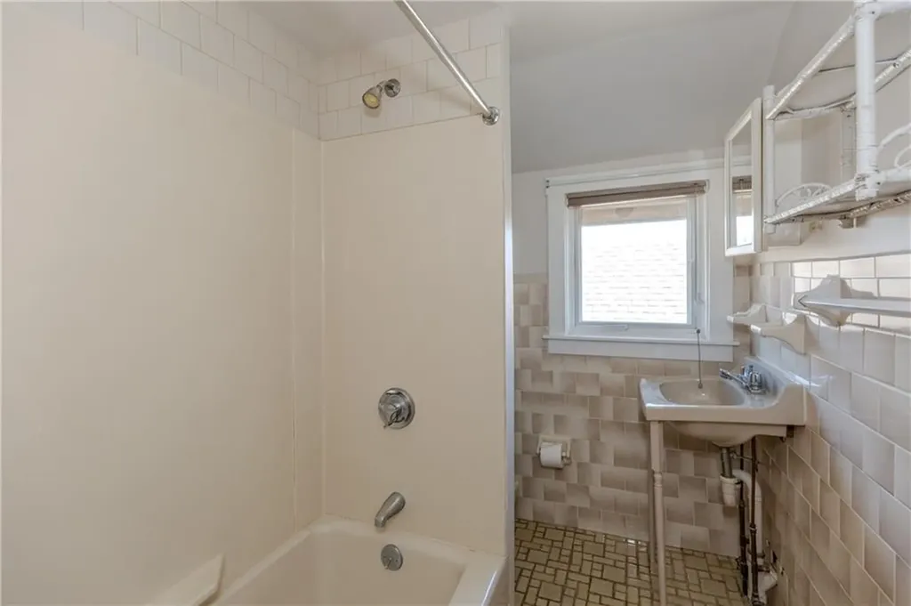 1861 East Main Road Portsmouth RI 02871